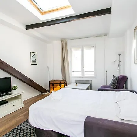 Upper Marais & - *